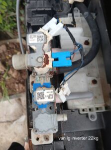 Van cấp nước máy giặt LG inverter tháo rời, thấy rõ các cuộn điện từ và giắc cắm