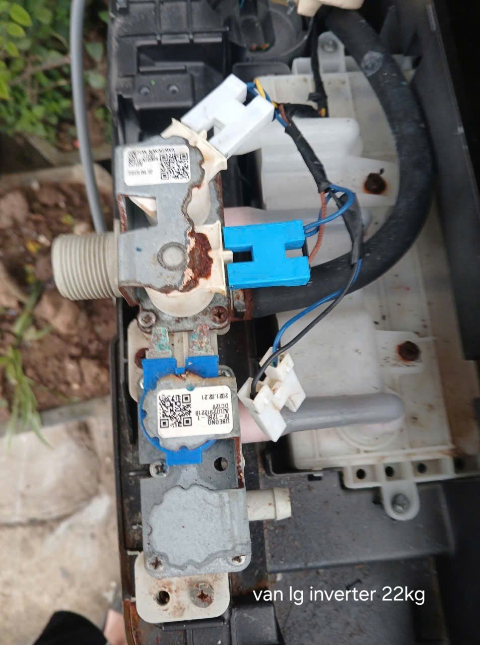 Máy Giặt Không Cấp Nước, Không Vào Nước: Tra Theo Mã Lỗi Van cấp nước máy giặt LG inverter tháo rời, thấy rõ các cuộn điện từ và giắc cắm